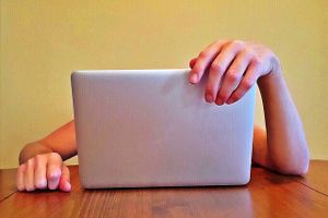 laptop-writer-discouraged